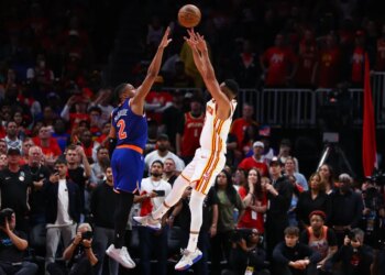 CJ McCollum scoring the game-winning shot against Miles McBride.