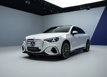 Der neue Mercedes-Benz C 400 4MATIC elektrisch. Energieverbrauch kombiniert: 18,6-14,2 kWh/100 km | CO₂-Emissionen kombiniert: 0 g/km | CO₂-Klasse: A [1] Exterieur: AMG Line; MANUFAKTUR opalithweiß metallic bright [1] Die Angaben sind vorläufig. Es liegen bislang weder bestätigte Werte von einer amtlich anerkannten Prüforganisation noch eine EG-Typgenehmigung noch eine Konformitätsbescheinigung mit amtlichen Werten vor. Abweichungen zwischen den Angaben und den amtlichen Werten sind möglich.;Energieverbrauch kombiniert: 18,6-14,2 kWh/100 km | CO₂-Emissionen kombiniert: 0 g/km | CO₂-Klasse: A * The all-new Mercedes-Benz C 400 4MATIC electric. Energy consumption combined: 18,6-14,2 kWh/100 km | CO₂ emissions combined: 0 g/km | CO₂ class: A [1] Exterior: AMG Line; MANUFAKTUR opalithe white bright [1] The information is provisional. Neither confirmed values from an officially recognised testing organisation nor an EC type approval nor a certificate of conformity with official values are available to date. Deviations between the data and the official values are possible.;Energy consumption combined: 18,6-14,2 kWh/100 km | CO₂ emissions combined: 0 g/km | CO₂ class: A*