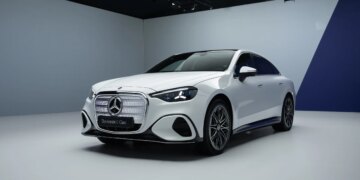 Der neue Mercedes-Benz C 400 4MATIC elektrisch. Energieverbrauch kombiniert: 18,6-14,2 kWh/100 km | CO₂-Emissionen kombiniert: 0 g/km | CO₂-Klasse: A [1] Exterieur: AMG Line; MANUFAKTUR opalithweiß metallic bright [1] Die Angaben sind vorläufig. Es liegen bislang weder bestätigte Werte von einer amtlich anerkannten Prüforganisation noch eine EG-Typgenehmigung noch eine Konformitätsbescheinigung mit amtlichen Werten vor. Abweichungen zwischen den Angaben und den amtlichen Werten sind möglich.;Energieverbrauch kombiniert: 18,6-14,2 kWh/100 km | CO₂-Emissionen kombiniert: 0 g/km | CO₂-Klasse: A * The all-new Mercedes-Benz C 400 4MATIC electric. Energy consumption combined: 18,6-14,2 kWh/100 km | CO₂ emissions combined: 0 g/km | CO₂ class: A [1] Exterior: AMG Line; MANUFAKTUR opalithe white bright [1] The information is provisional. Neither confirmed values from an officially recognised testing organisation nor an EC type approval nor a certificate of conformity with official values are available to date. Deviations between the data and the official values are possible.;Energy consumption combined: 18,6-14,2 kWh/100 km | CO₂ emissions combined: 0 g/km | CO₂ class: A*