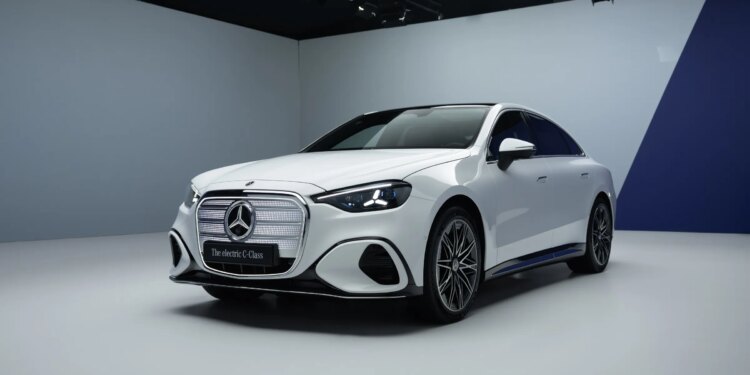 Der neue Mercedes-Benz C 400 4MATIC elektrisch. Energieverbrauch kombiniert: 18,6-14,2 kWh/100 km | CO₂-Emissionen kombiniert: 0 g/km | CO₂-Klasse: A [1] Exterieur: AMG Line; MANUFAKTUR opalithweiß metallic bright [1] Die Angaben sind vorläufig. Es liegen bislang weder bestätigte Werte von einer amtlich anerkannten Prüforganisation noch eine EG-Typgenehmigung noch eine Konformitätsbescheinigung mit amtlichen Werten vor. Abweichungen zwischen den Angaben und den amtlichen Werten sind möglich.;Energieverbrauch kombiniert: 18,6-14,2 kWh/100 km | CO₂-Emissionen kombiniert: 0 g/km | CO₂-Klasse: A * The all-new Mercedes-Benz C 400 4MATIC electric. Energy consumption combined: 18,6-14,2 kWh/100 km | CO₂ emissions combined: 0 g/km | CO₂ class: A [1] Exterior: AMG Line; MANUFAKTUR opalithe white bright [1] The information is provisional. Neither confirmed values from an officially recognised testing organisation nor an EC type approval nor a certificate of conformity with official values are available to date. Deviations between the data and the official values are possible.;Energy consumption combined: 18,6-14,2 kWh/100 km | CO₂ emissions combined: 0 g/km | CO₂ class: A*