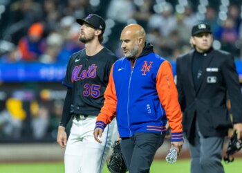 Mets pitcher Clay Holmes (35) is pulled in the sixth inning against the Athletics at Citi Field, Friday, April 10, 2026, in Queens, NY.