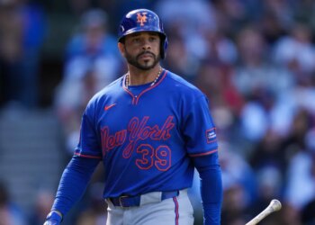 Tommy Pham, wearing a blue New York Mets uniform with number 39, returns to the dugout after striking out.