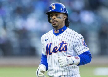 Francisco Lindor heads back to the dugout after lining out in the seventh inning of the Mets' 7-1 blowout loss to the Diamondbacks on April 9, 2026 at Citi Field.