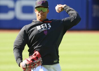 Juan Soto, who is expected to return from the IL Wednesday, throws before the Mets-Twins game on April 21, 2026.