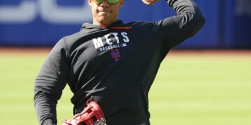 Juan Soto, who is expected to return from the IL Wednesday, throws before the Mets-Twins game on April 21, 2026.