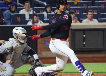 New York Mets right fielder Juan Soto (22) batting.