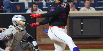 New York Mets right fielder Juan Soto (22) batting.