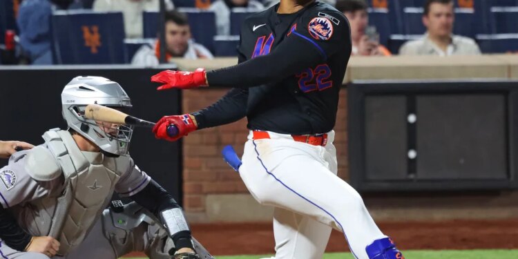 New York Mets right fielder Juan Soto (22) batting.