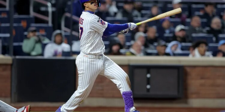 Mark Vientos hits the go-ahead single in the eighth inning of the Mets' 3-2 win over the Twins on April 22, 2026 at Citi Field.