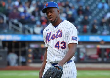 Huascar Brazobán walks back to the dugout after giving up three runs in the fifth inning of the Mets' 4-3 win over the Diamondbacks on April 7, 2026 at Citi Field.