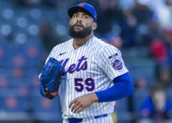 Sean Manaea heads back to the dugout after getting out of the seventh inning during Mets' 7-2 loss to the Diamondbacks on April 8, 2026 at Citi Field.