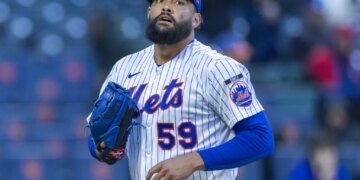 Sean Manaea heads back to the dugout after getting out of the seventh inning during Mets' 7-2 loss to the Diamondbacks on April 8, 2026 at Citi Field.