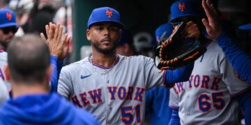 New York Mets starting pitcher Freddy Peralta (51) is congratulated by teammates after he was removed from the game during the sixth inning at Busch Stadium.