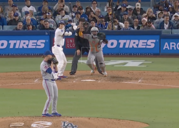 Francisco Alvarez tries to hold Craig Kimbrel up from throwing a pitch in the Mets-Dodgers game on April 13, 2026.