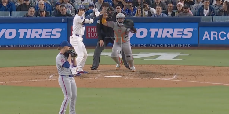 Francisco Alvarez tries to hold Craig Kimbrel up from throwing a pitch in the Mets-Dodgers game on April 13, 2026.