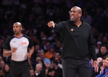 New York Knicks head coach Mike Brown reacts on the baseline during the first quarter.