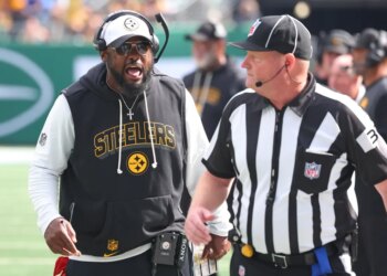 Former Steelers head coach Mike Tomlin (l.) is joining NBC.