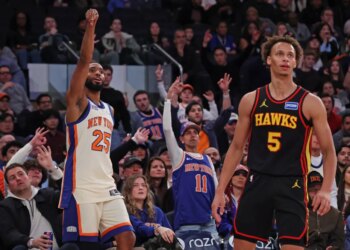 New York Knicks guard Mikal Bridges (#25) watches his jump shot behind Atlanta Hawks guard Dyson Daniels (#5).