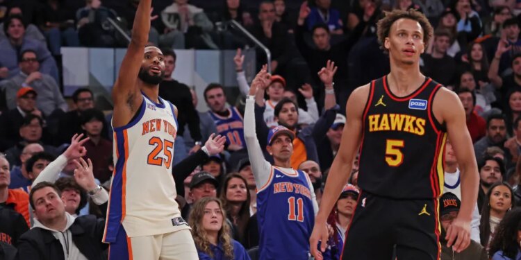 New York Knicks guard Mikal Bridges (#25) watches his jump shot behind Atlanta Hawks guard Dyson Daniels (#5).