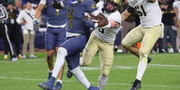 Running back Jeremiyah Love #4 of the Notre Dame Fighting Irish runs the ball for a touchdown against the Army Black Knights.