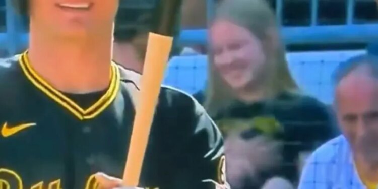 A pair of Pirates fans were caught in an awkward exchange during their game against the Nationals on Sunday.