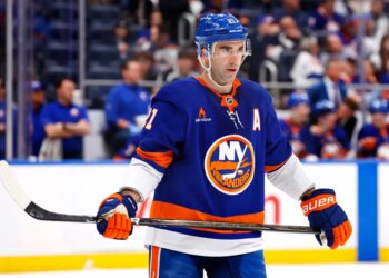 New York Islanders center Kyle Palmieri (21) in uniform during a game.