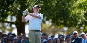 Robert MacIntyre playing golf.