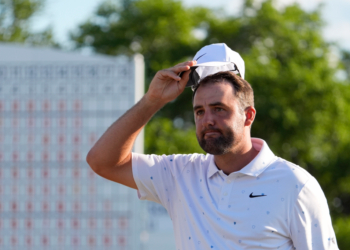 Scottie Scheffler tipping his hat on the 18th green during the final round of the Masters Tournament.