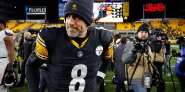 Aaron Rodgers walks off the field after the Steelers' playoff loss to the Texans.