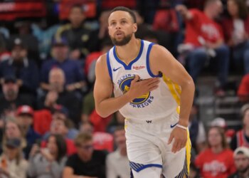 Stephen Curry, who scored a game-high 35 points, celebrates after hitting a 3-pointer during the Warriors' 126-121 win over the Clippers on April 15, 2026 in Inglewood, Calif.