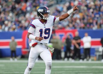 New York Giants quarterback Jameis Winston (19) reacts during the 4th quarter.