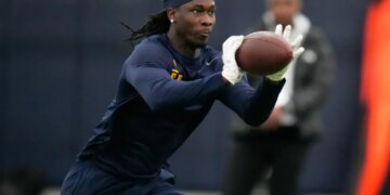 Emmanuel McNeil-Warren catches a pass at Toledo's NFL football pro day.