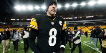 Pittsburgh Steelers quarterback Aaron Rodgers (8) leaves the field after an NFL wild-card playoff football game against the Houston Texans, Monday, Jan. 12, 2026, in Pittsburgh.