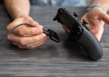 The 2.4GHz dock (that handles first-time pairing) attaches to charge the Steam Controller with a satisfying snap.