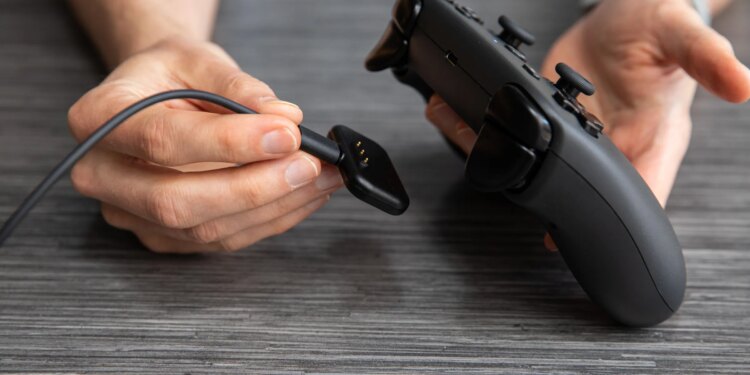 The 2.4GHz dock (that handles first-time pairing) attaches to charge the Steam Controller with a satisfying snap.