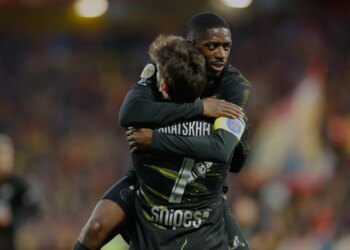 Khvicha Kvaratskhelia embraces Ousmane Dembele after Dembele scored a goal.