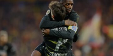 Khvicha Kvaratskhelia embraces Ousmane Dembele after Dembele scored a goal.