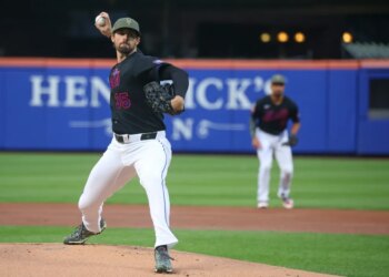 Mets pitcher Clay Holmes (35) pitches in the first inning when the New York Mets played the New York Yankees Friday, May 15, 2026 at Citi Field in Queens, NY.
