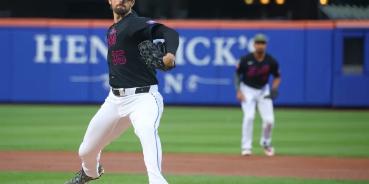 Mets pitcher Clay Holmes (35) pitches in the first inning when the New York Mets played the New York Yankees Friday, May 15, 2026 at Citi Field in Queens, NY.