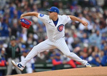Chicago Cubs pitcher Matthew Boyd (16) pitches against the Arizona Diamondbacks during the first inning at Wrigley Field.