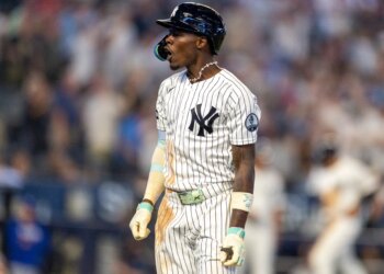 David Bednar avoids meltdown after Yankees offense erupts late to rally past Blue Jays