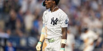 David Bednar avoids meltdown after Yankees offense erupts late to rally past Blue Jays