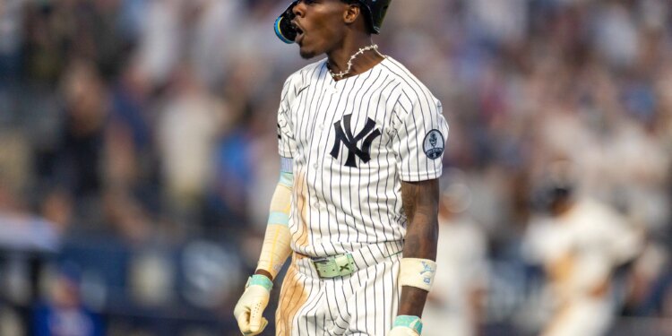David Bednar avoids meltdown after Yankees offense erupts late to rally past Blue Jays