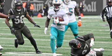 Dolphins running back De'Von Achane (28) runs the ball for a touchdown during the first quarter in the Jets and Miami Dolphins game in East Rutherford, NJ.