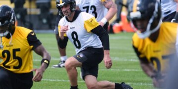 Aaron Rodgers during Steelers OTAs on May 18, 2026.