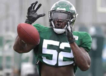 Jets' Anthony Wint during practice, catching a football.