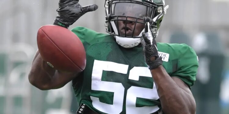 Jets' Anthony Wint during practice, catching a football.
