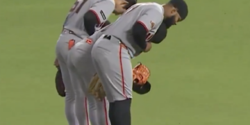 Giants outfielders bow after their win over the Dodgers on May 12, 2026.