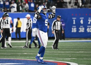 Giants linebacker Kayvon Thibodeaux (5) reacts after a fumble recovery.