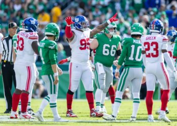 New York Giants defensive tackle Roy Robertson-Harris (95) reacts after a missed field goal against the Philadelphia Eagles.